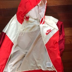 Very lightly used Nike windbreaker jacket.